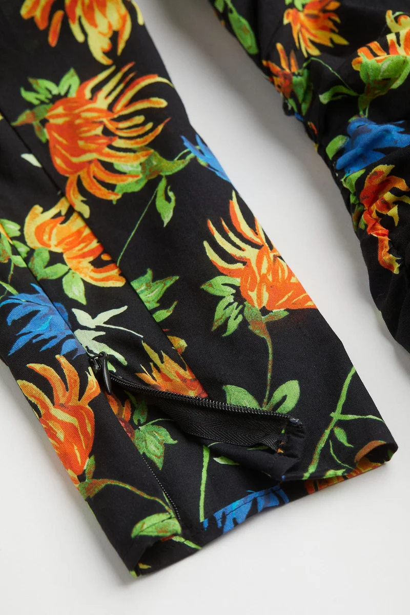 اتش اند ام فستان بقبة على شكل V