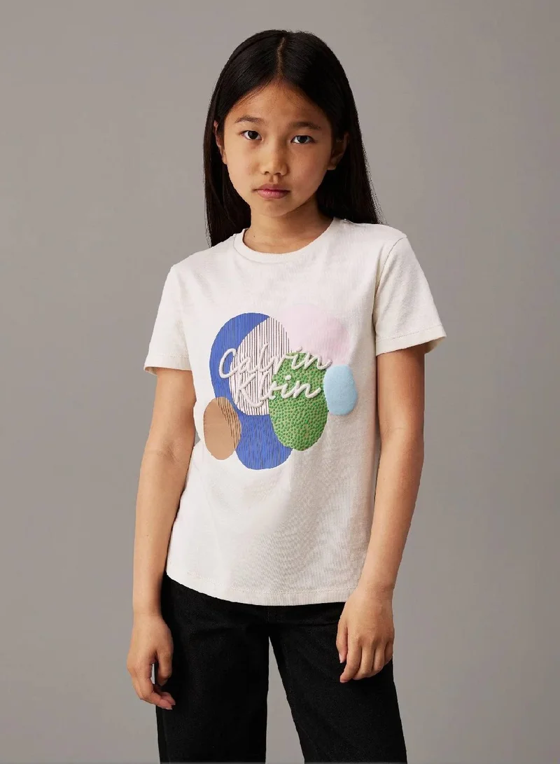 كالفن كلاين جينز تيشرت بقصة مريحة مزين برسومات متعددة الألوان