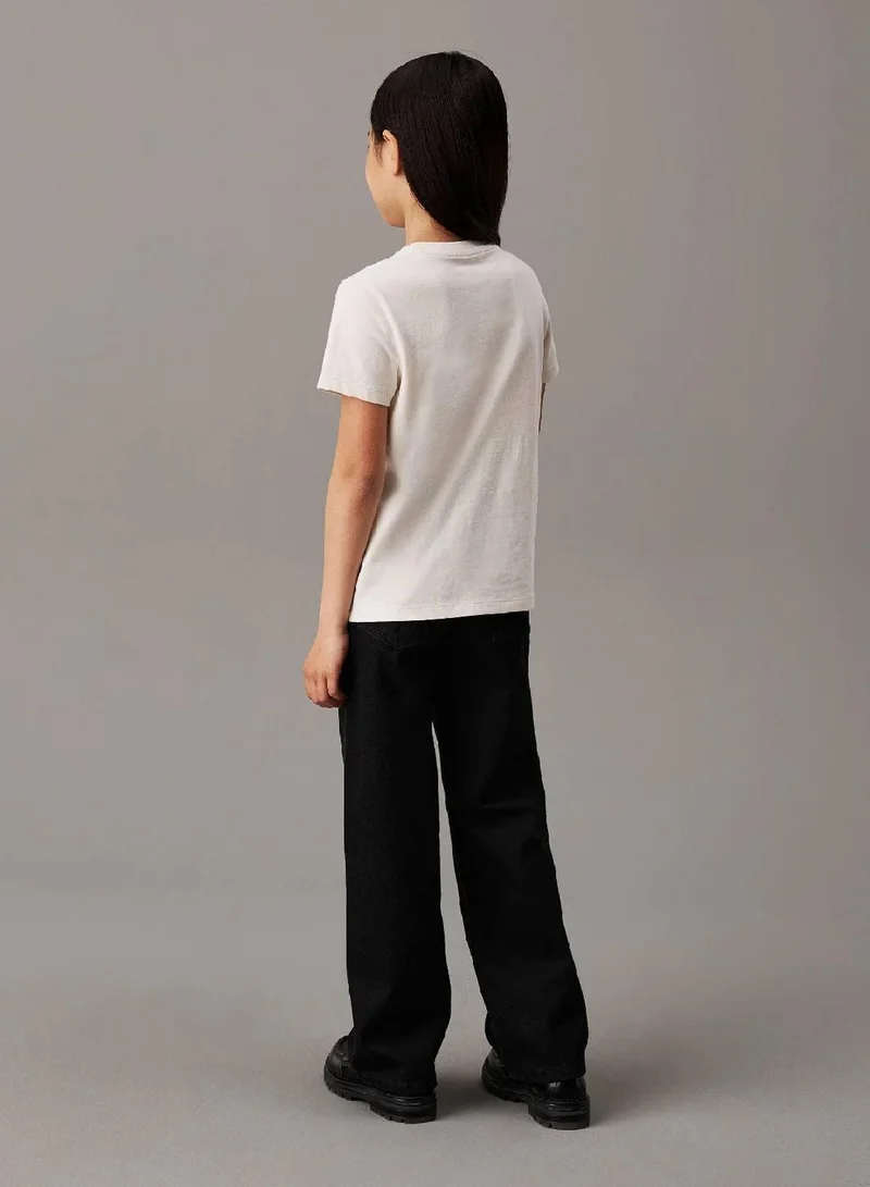 كالفن كلاين جينز تيشرت بقصة مريحة مزين برسومات متعددة الألوان