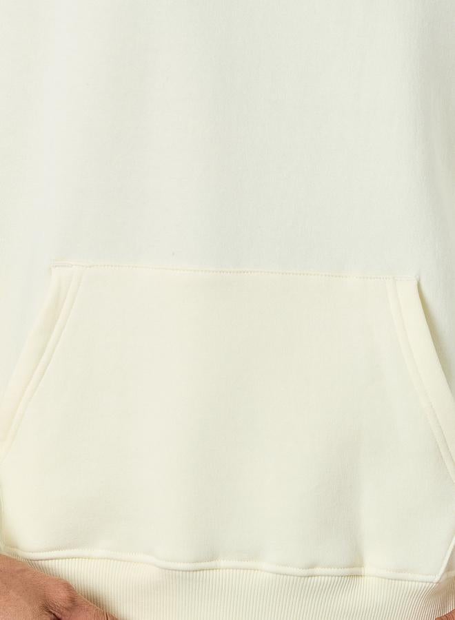 ستايلي هودي واسع بطبعة كتابة بلون كريمي - Image 4