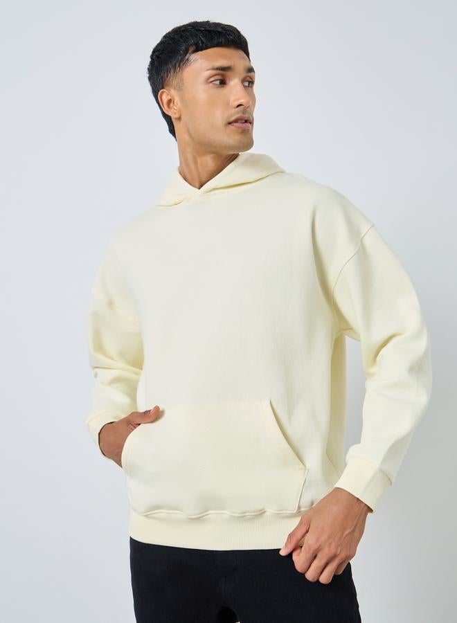 ستايلي هودي واسع بطبعة كتابة بلون كريمي - Image 3