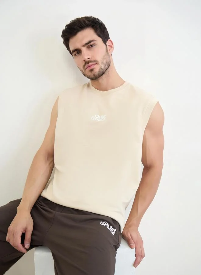 ستايلي مجموعة من شورت وتيشيرت بدون أكمام بقصة مريحة