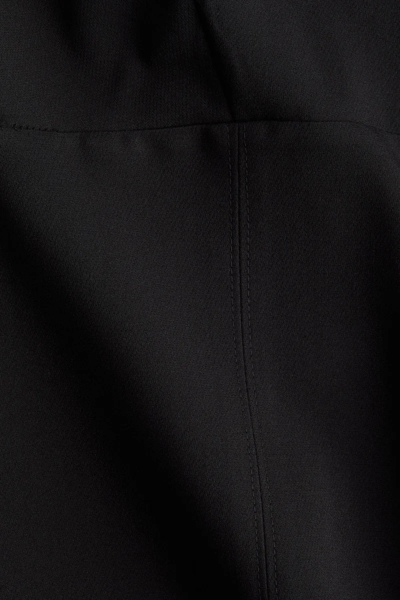 اتش اند ام بلوزة بدون أكمام بخصر مدبّب