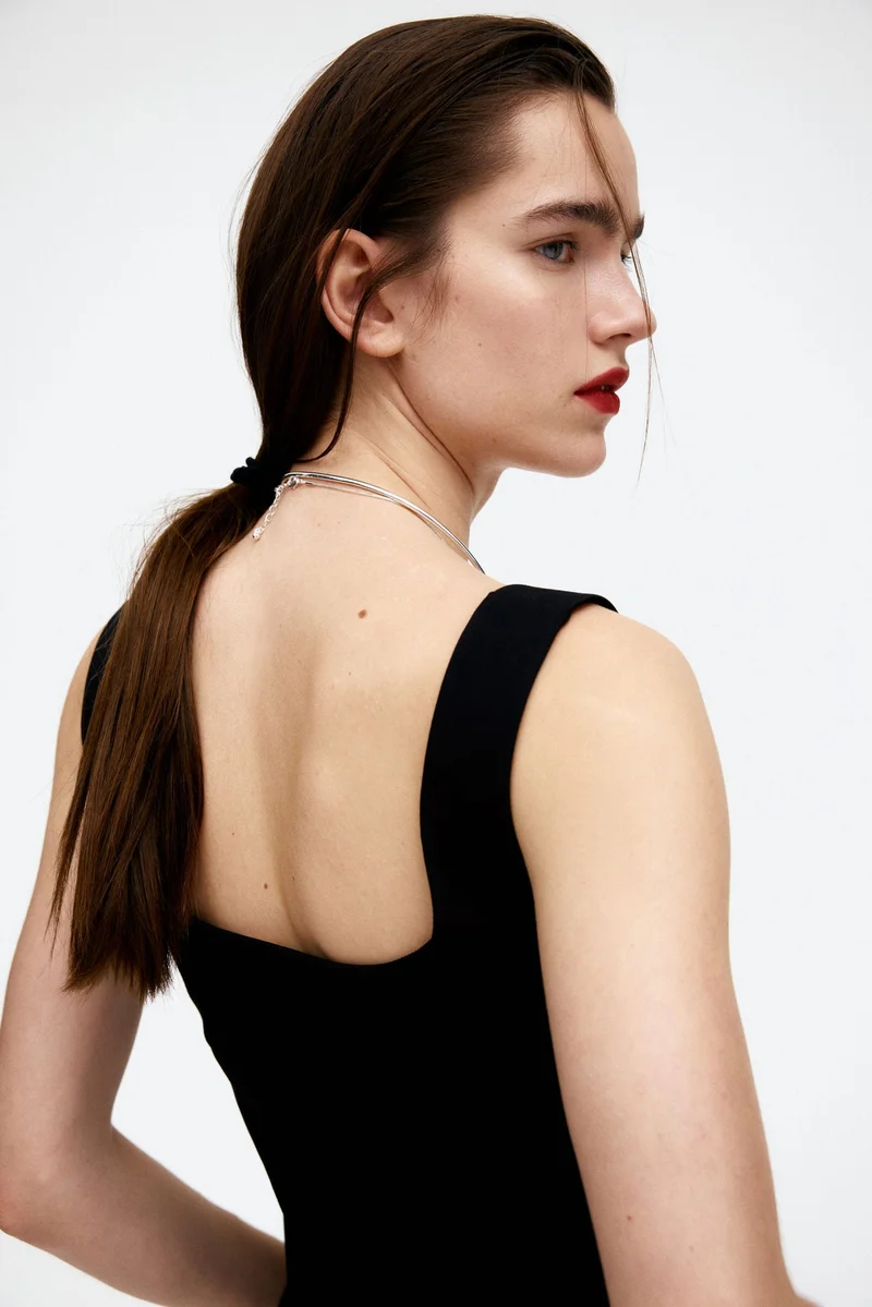 اتش اند ام بلوزة بدون أكمام بخصر مدبّب