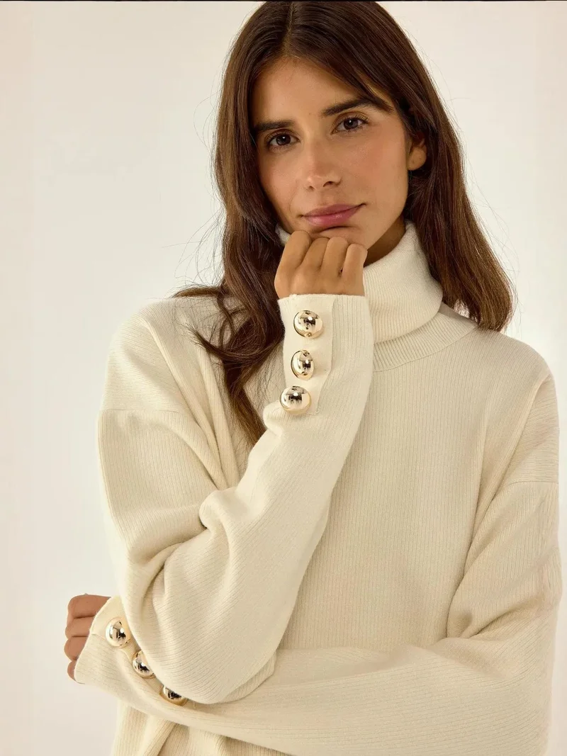 هيكاب كنزة سميكة كريمية بتفاصيل أزرار ذهبية