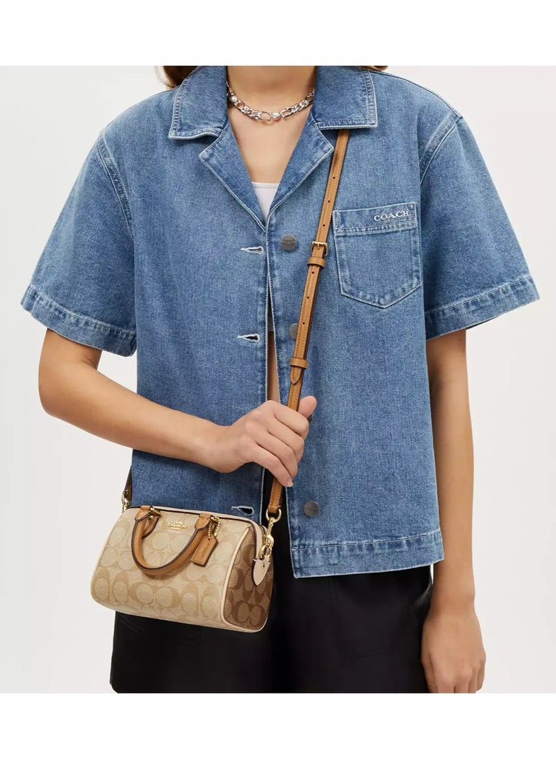 كوتش اوت ليت حقيبة كوتش ميني روان ساتشل من قماش سيجنيتشر، حقيبة توت نسائية، حقيبة كتف نسائية، حقيبة يد نسائية، حقيبة سفر نسائية، بيج-بني، 19 سم - Image 4