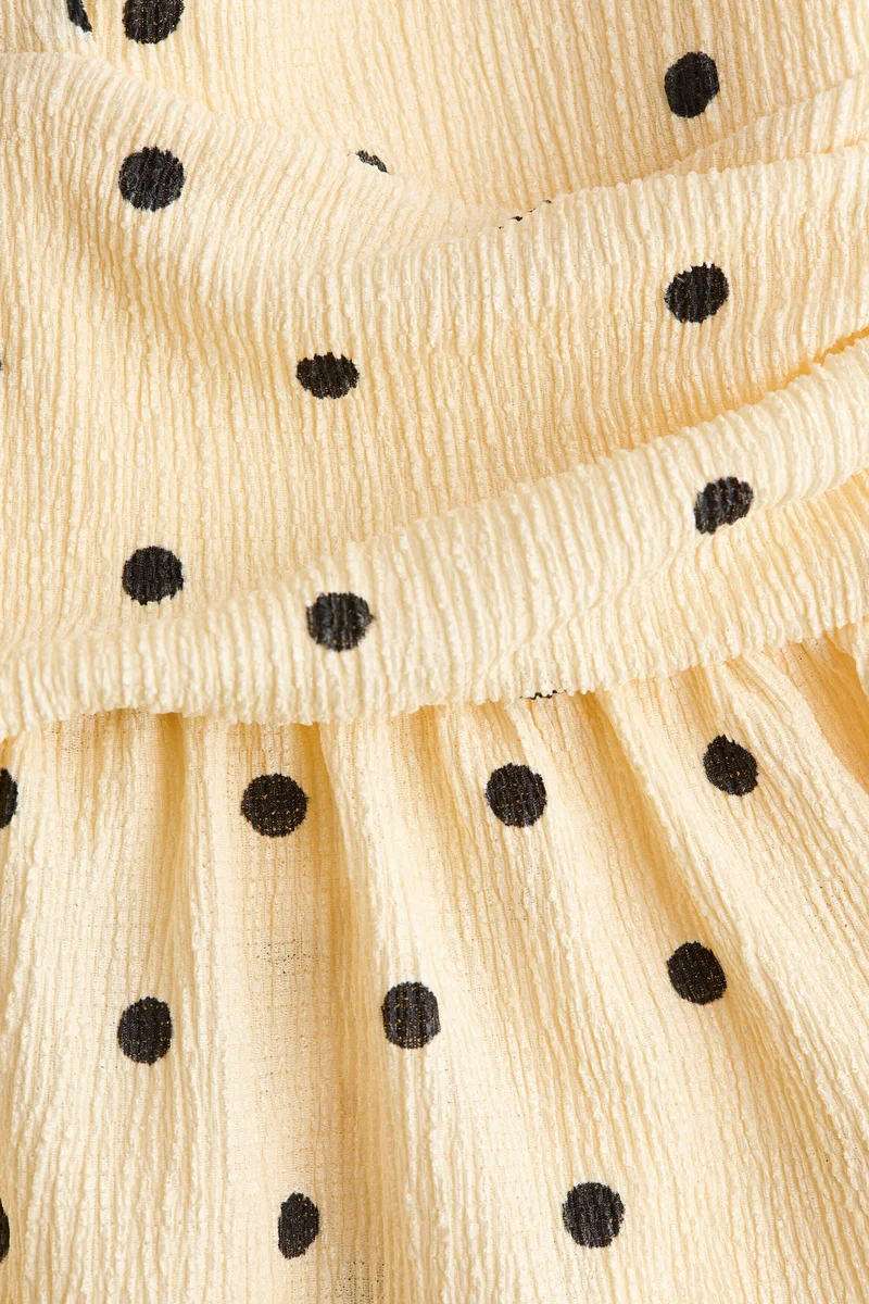 اتش اند ام بلوزة بتصميم حافة مموجة وملفوف حول الرقبة