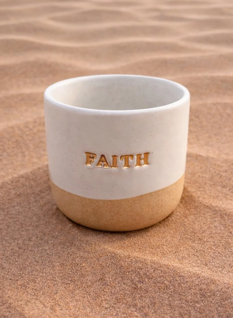 تحفة لوكس كوب سيراميك "إيمان" من توهفة لوكس – نقش ذهبي “Faith | إيمان” – كوب مصنوع يدويًا بلون كريمي وذهبي – 175 مل – هدية راقية