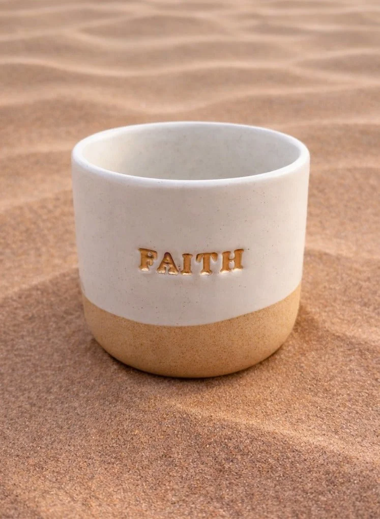 تحفة لوكس كوب سيراميك "إيمان" من توهفة لوكس – نقش ذهبي “Faith | إيمان” – كوب مصنوع يدويًا بلون كريمي وذهبي – 175 مل – هدية راقية