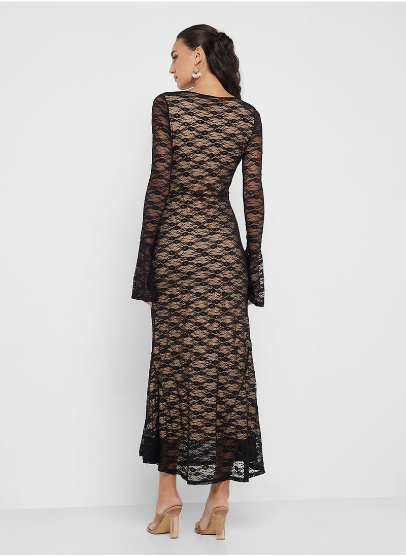 جينجر فستان ضيق بياقة واسعة وأكمام الجرس من الدانتيل - Image 2