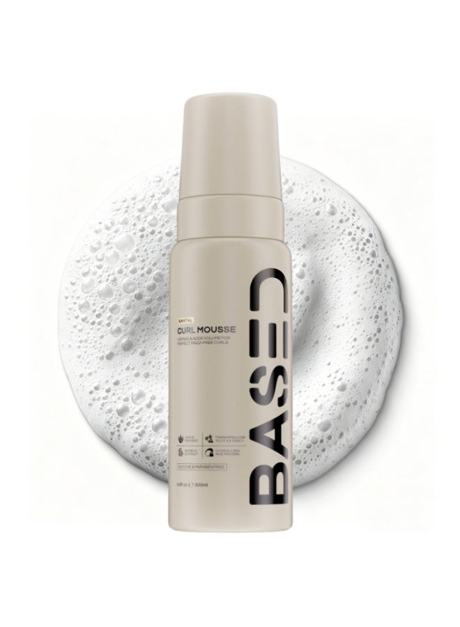 استنادا الي رغوة تصفيف الشعر المجعد برائحة السانتال من بيسد، تثبيت مرن يدوم طوال اليوم، تضفي كثافة وتحدد تجعيدات الشعر فورًا، تركيبة خفيفة مضادة للتشابك بمستخلصات نباتية طبيعية، خالية من البارابين والسيليكون لجميع أنواع الشعر المجعد - Image 1