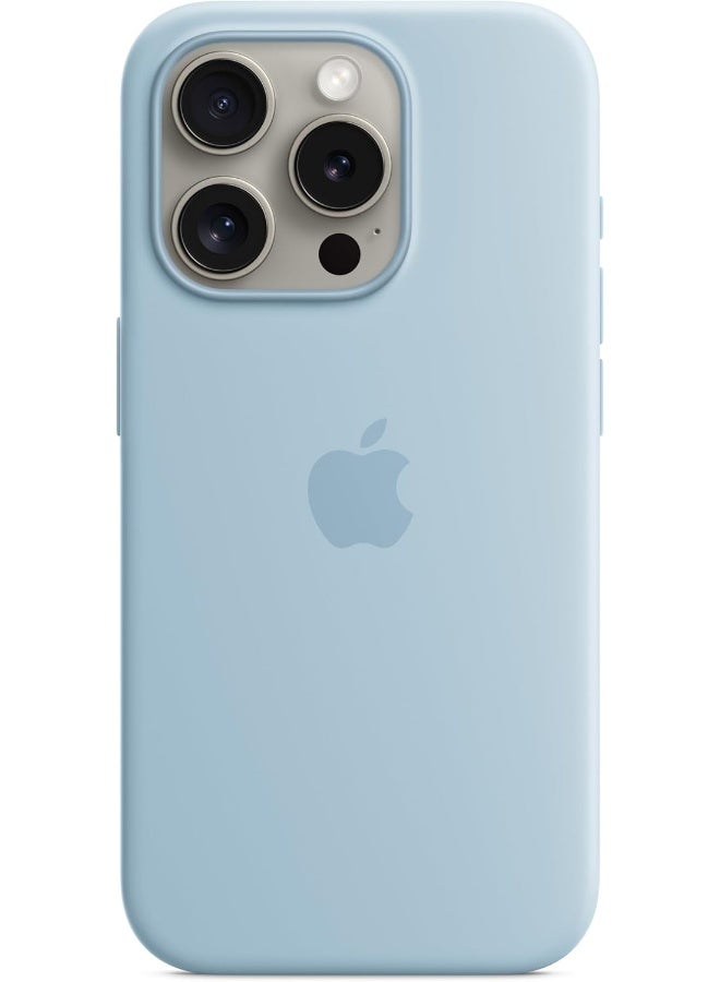 ابل  غطاء سيليكون لهاتف iPhone 15 Pro مع MagSafe باللون الأزرق الفاتح - Image 3