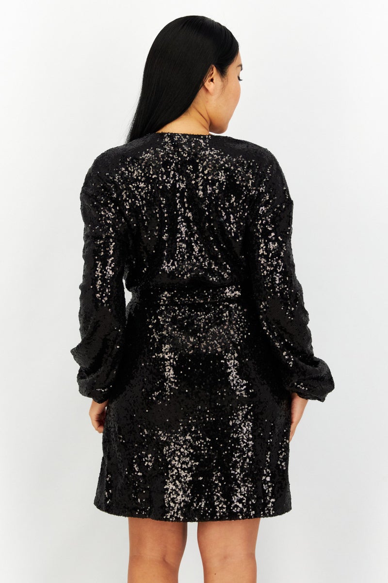 NA-KD فستان ميني مزين بالخرز من مونيكا غيوزي × NA-KD للنساء، أسود - Image 3