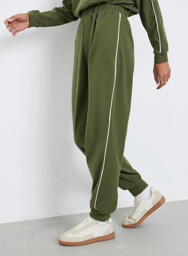 ستايلي جوغر بقصة مريحة سادة مع خطوط جانبية