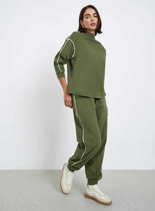 ستايلي جوغر بقصة مريحة سادة مع خطوط جانبية