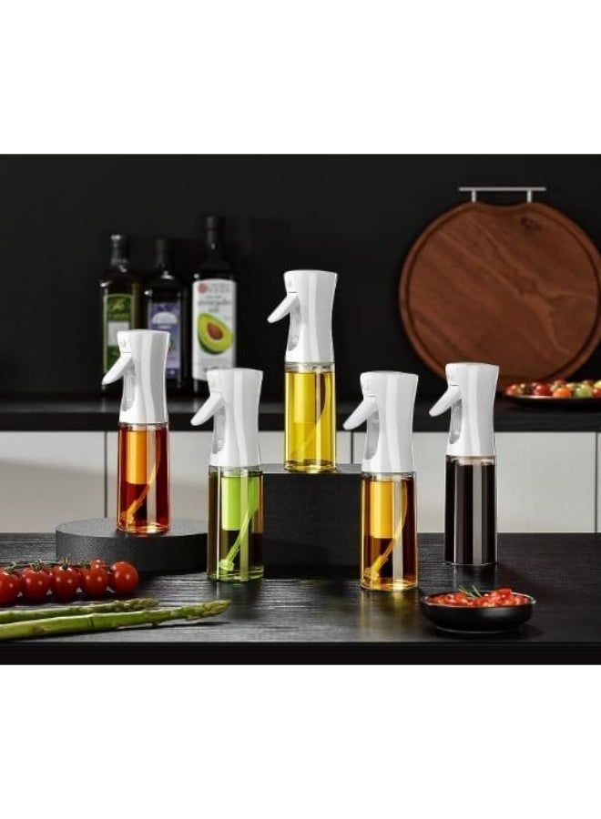 كازادورا زجاجة بخاخ الزيت من CAZADORA بسعة 200 مل، مناسبة للمقلاة الهوائية والطبخ اليومي، تصميم أنيق بلون أبيض مع زجاج شفاف يتيح رؤية مستوى الزيت بسهولة، تعمل بنظام ضخ يدوي بدون غاز، مما يجعلها آمنة وصديقة للبيئة وصالحة لجميع أنواع الزيوت مثل زيت الزيتون وزيت دوار الشمس وزيت السمسم، مزودة بفوهة رش دقيقة تمنع التسرب وتوزع الزيت بشكل متساوٍ، تساعد على التحكم في كمية الزيت المستخدمة لتقليل الدهون، تصميم مانع للانزلاق وسهل الإمساك، قابلة لإعادة التعبئة وسهلة التنظيف، مثالية للشوي والسلطات والطهي داخل المطبخ أو أثناء التخييم والرحلات، تدمج بين الشكل العصري والأداء العملي، إضافة مثالية لأي مطبخ حديث يحرص على الطهي الصحي والمتوازن. - Image 2