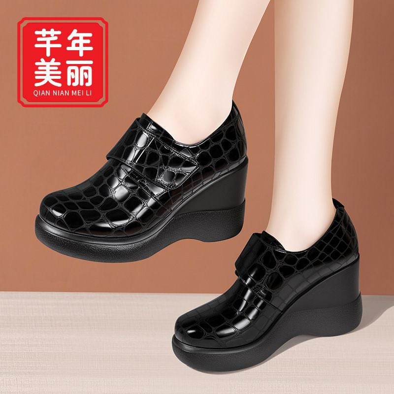 Soft Bottom Patent Leather Wedge Moms Shoes Women'S Platform Waterproof Platform Round Head Comfortable Wear Moms Shoes Plus Size Deep Mouth Shoes - Image 2