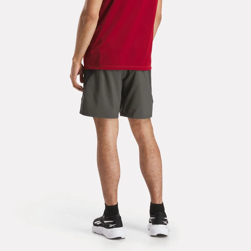 ريبوك Harness your Speed and power in these men's Reebok Shorts. Through burpees and sprints, rbk-dry wicks away sweat to help you stay dry. A body-skimming fit makes sure they don't distract you from your effort.