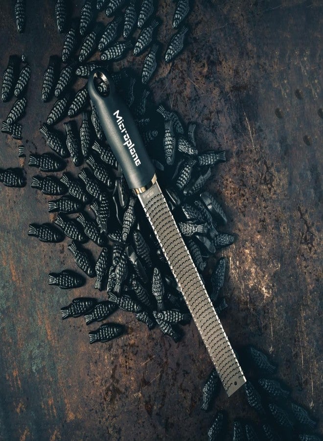 ميكروبلان مبشرة مايكروبلين بريميوم كلاسيك سيريز 18/8، أسود - مبشرة ليمون وجبن وخضراوات - مبشرة حمضيات، جبن بارميزان، ثوم، زنجبيل، جوزة الطيب، شوكولاتة - مبشرة من الفولاذ المقاوم للصدأ - Image 4