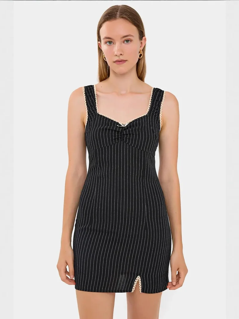 زوبعة فستان قصير بدون أكمام مخطط بفيونكة وفتحة