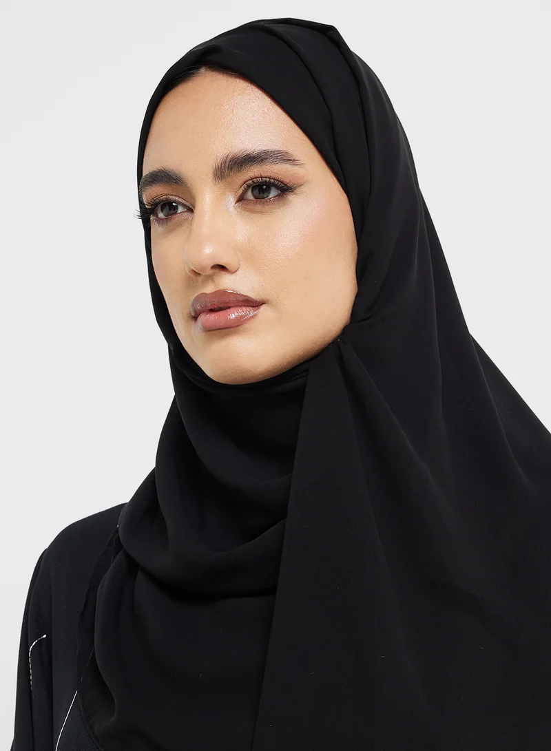 هيا كلوزيت عباية سوداء مع شيلة