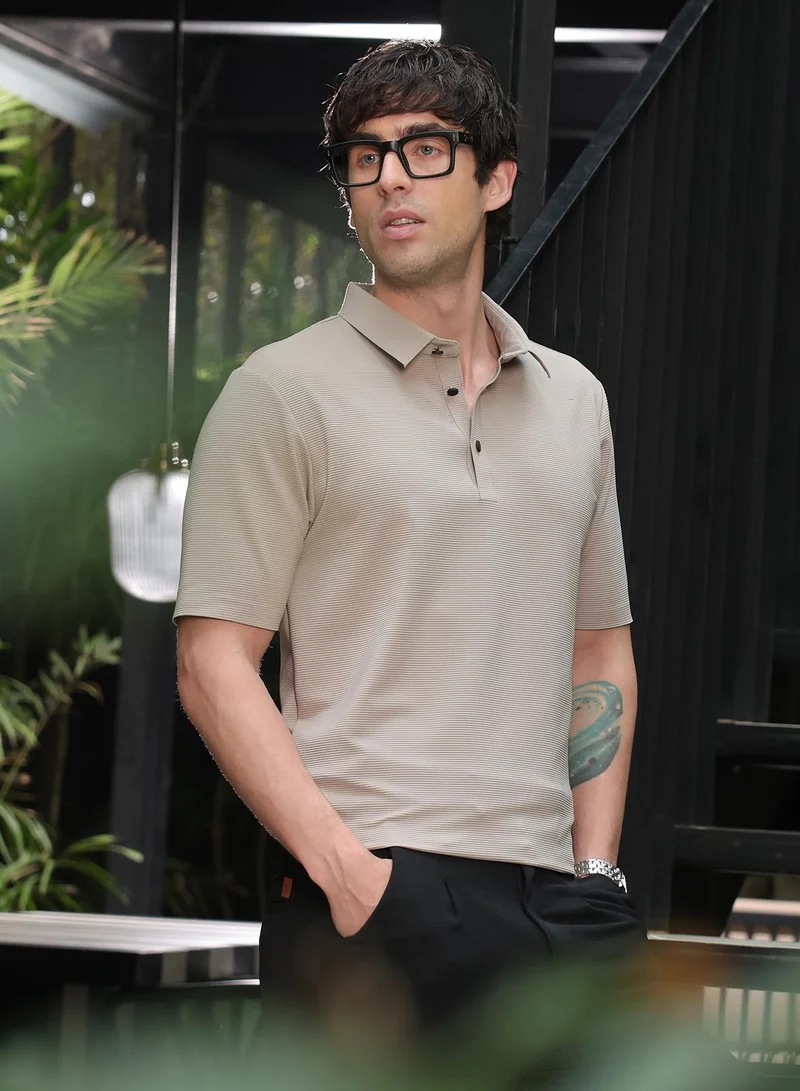 كامبوس سوترا تيشيرت بولو رجالي مبطن بدون خياطة بياقة مدببة وأكمام قصيرة عادية وفتحة أزرار نصفية وحافة مستقيمة بنسيج محبوك سادة مزخرف للاستخدام الكاجوال واليومي بلون بيج ملح.