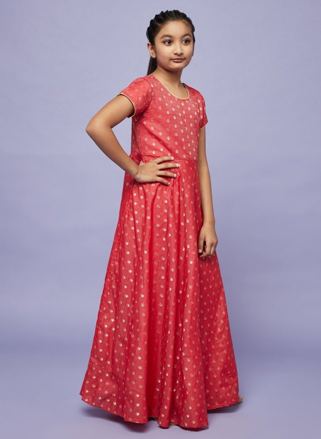 أيه كيه إس فستان ماكسي بنقوش عرقية للبنات باللون الأحمر - Image 3