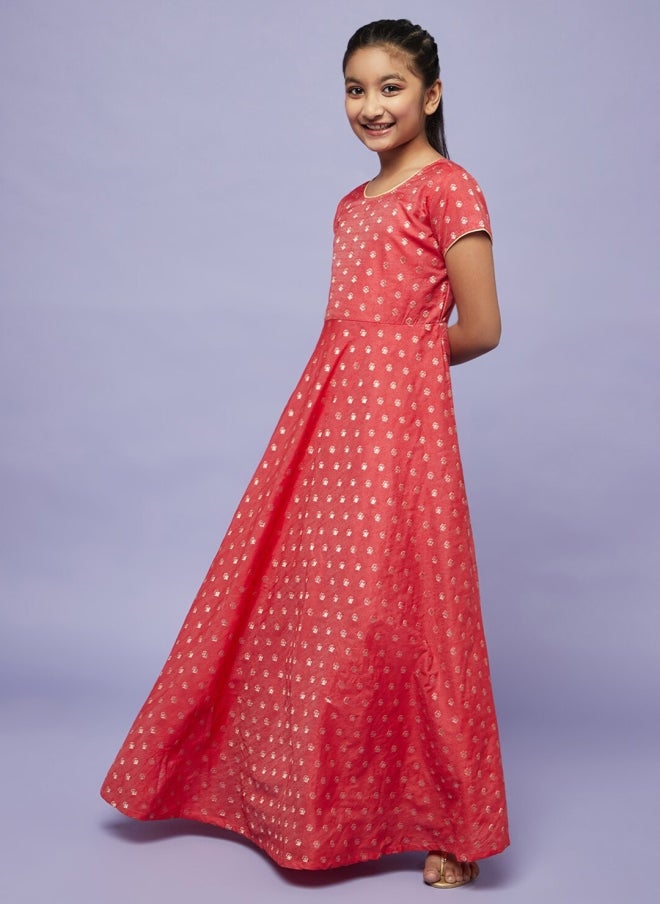 أيه كيه إس فستان ماكسي بنقوش عرقية للبنات باللون الأحمر - Image 4