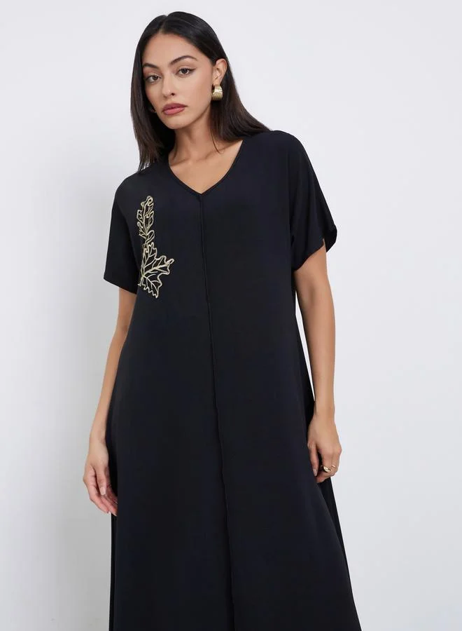 أميرة جلابية تحت العباية بحافة واسعة ومزينة بشارة