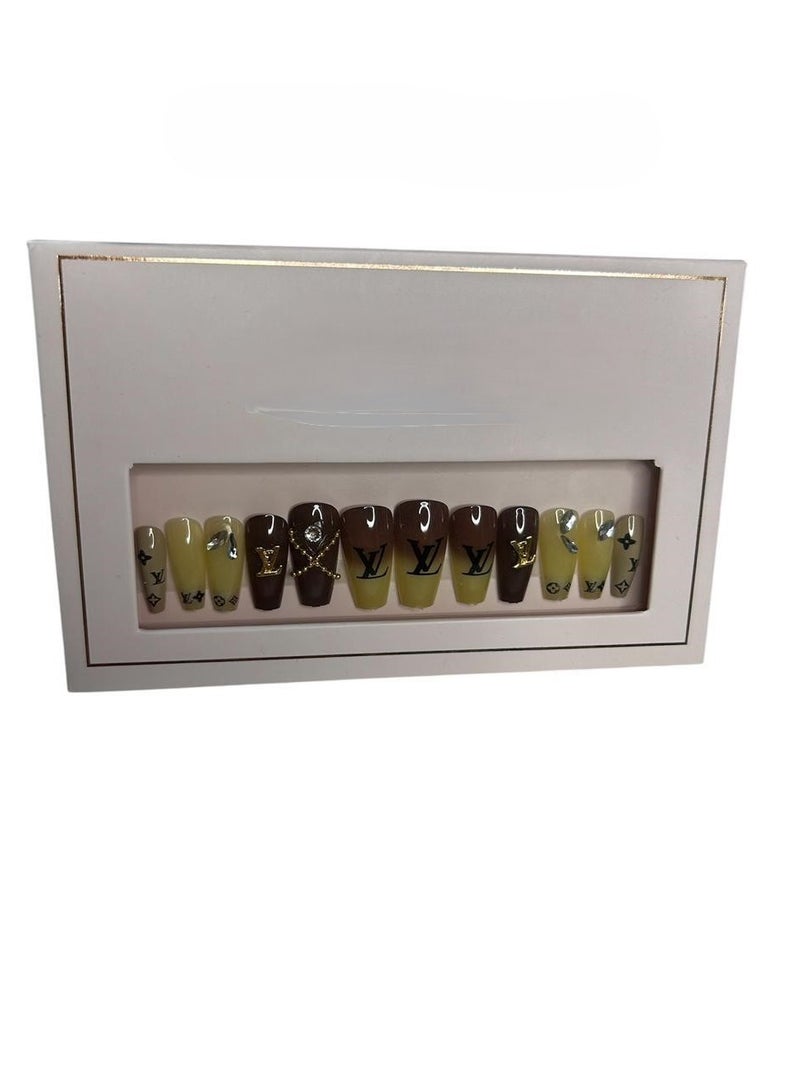 عبوة مكونة من 24 قطعه من اظافر صناعية - تصميم مميز لاصق دبل فيس