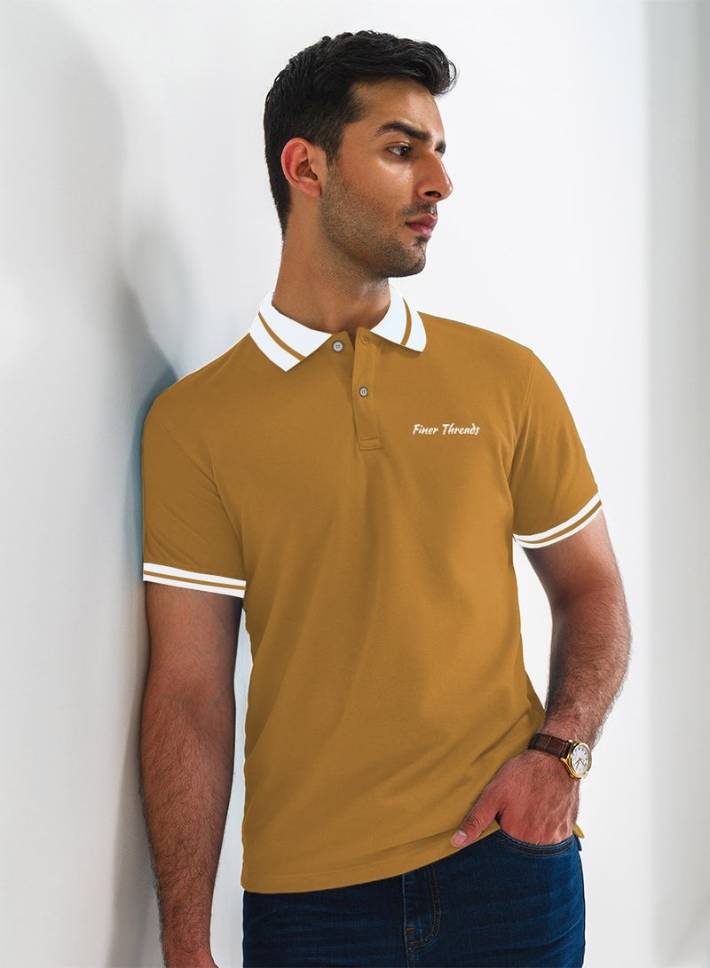 خيوط أدق قميص بولو رجالي بلون الخردل مع ياقة متباينة وخطوط رفيعة - مقاس عادي (3XL) - Image 3