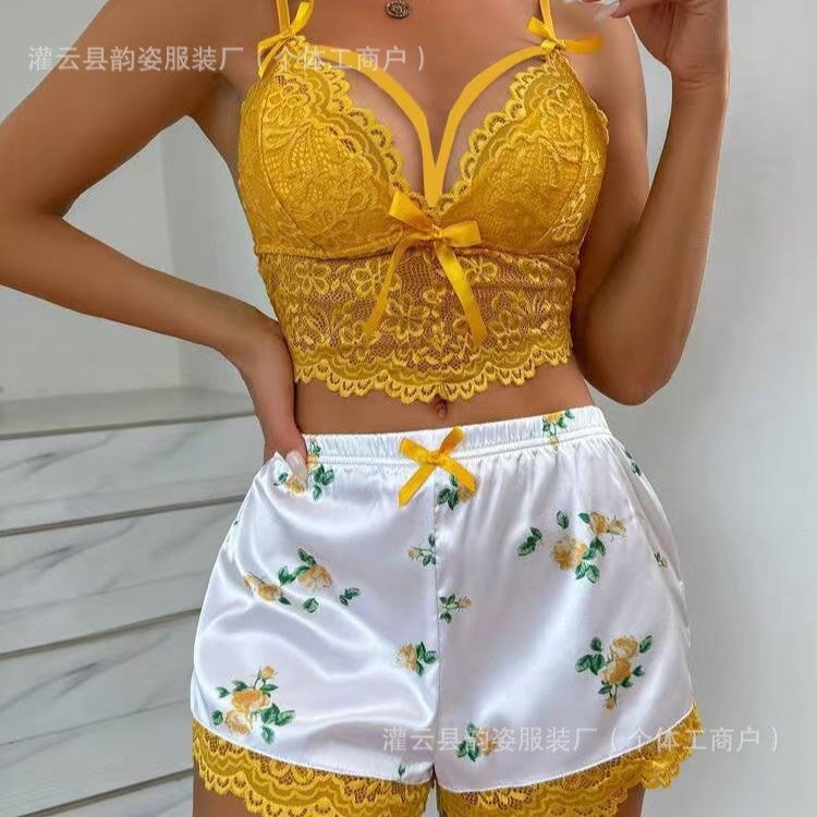 طقم لانجيري نسائي من الدانتيل والساتان بقميص علوي وشورت للنوم والملابس المنزلية - Image 3