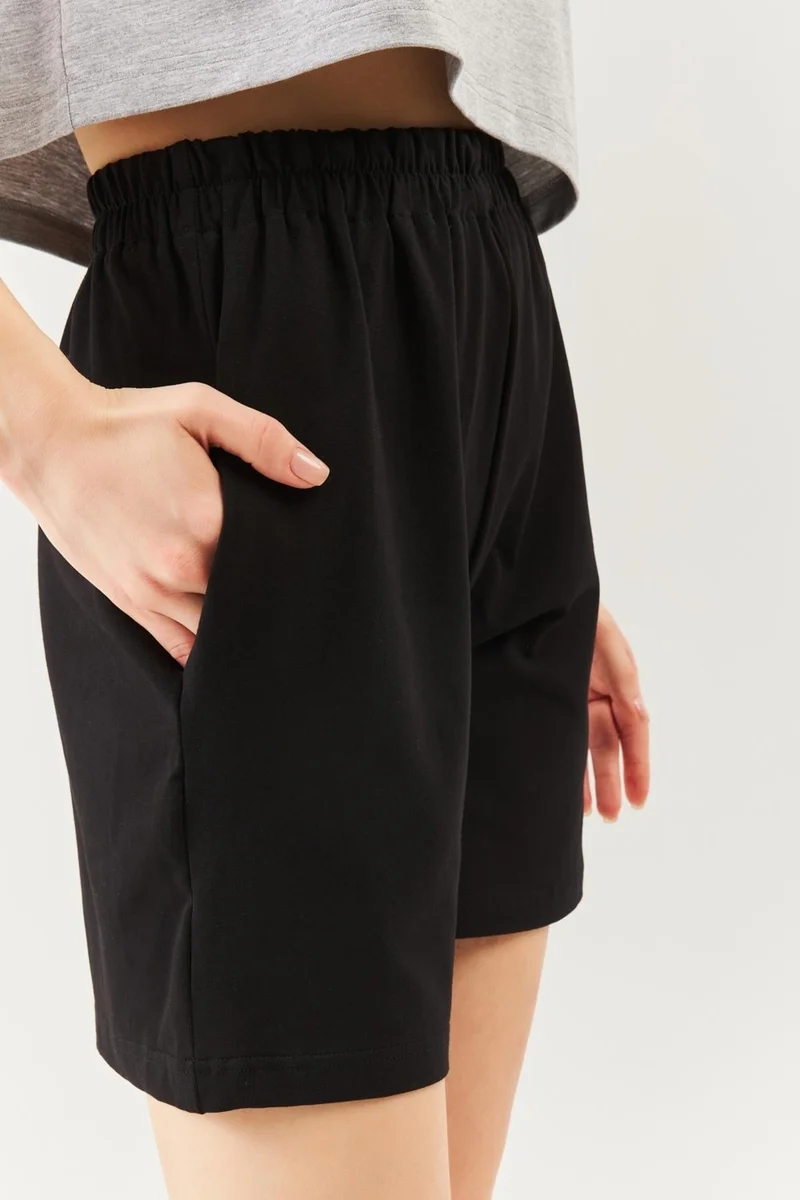 بوتيكجيز Siyah Rahat  Pamuklu Penye Beli  Lastikli Bel Cepli Kısa Trendy  Kadın Şort