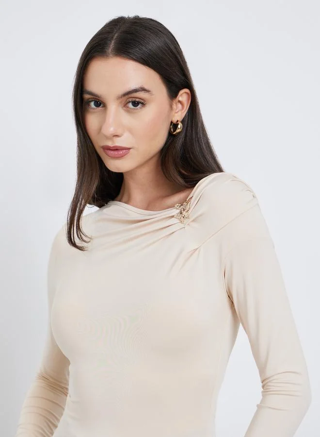 ستايلي بلوزة بياقة غير متماثلة بتفاصيل فراشة معدنية