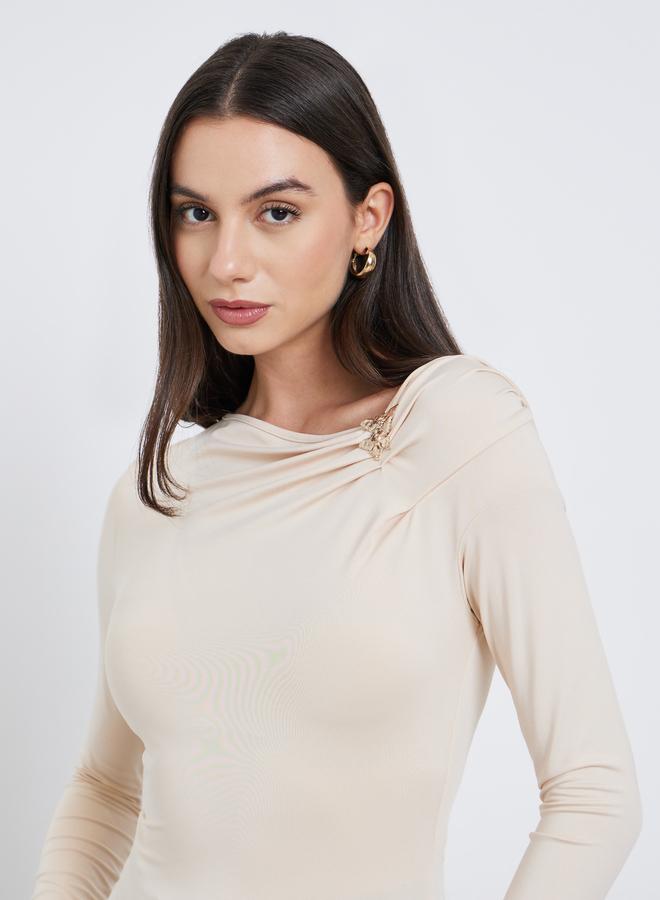 ستايلي بلوزة بياقة غير متماثلة بتفاصيل فراشة معدنية - Image 1