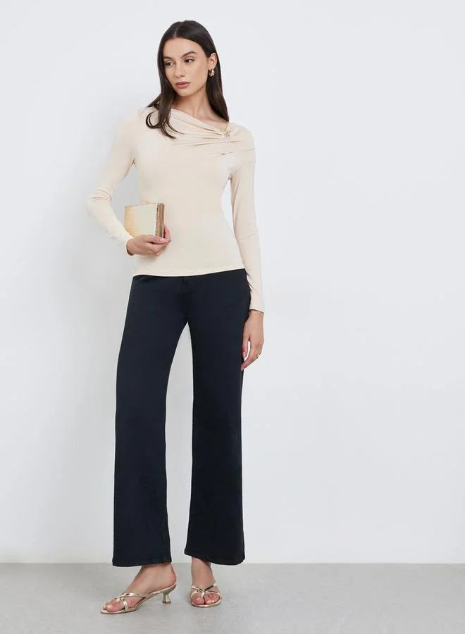 ستايلي بلوزة بياقة غير متماثلة بتفاصيل فراشة معدنية