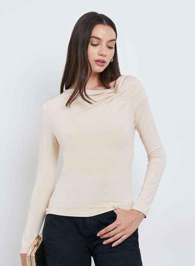 ستايلي بلوزة بياقة غير متماثلة بتفاصيل فراشة معدنية - Image 3