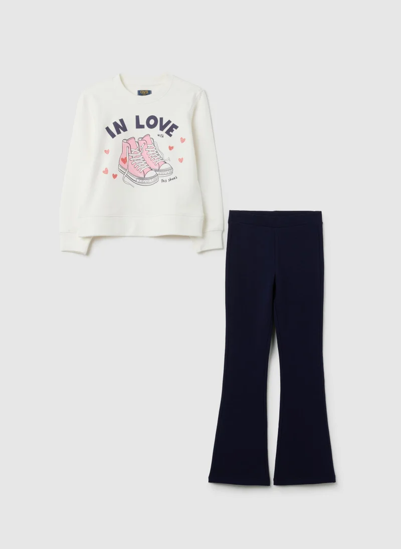 او في اس طقم قطن أبيض وأزرق مطاطي بقصة عادية للبنات