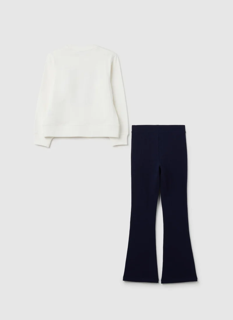 او في اس طقم قطن أبيض وأزرق مطاطي بقصة عادية للبنات