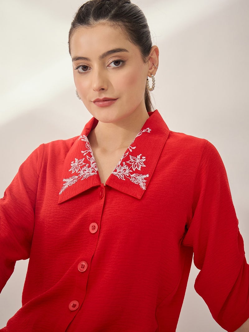 بانيت طقم متناسق (Co-ord Set) قميص مطرَّز بياقة كلاسيكية مع بنطلون - أحمر - Image 3