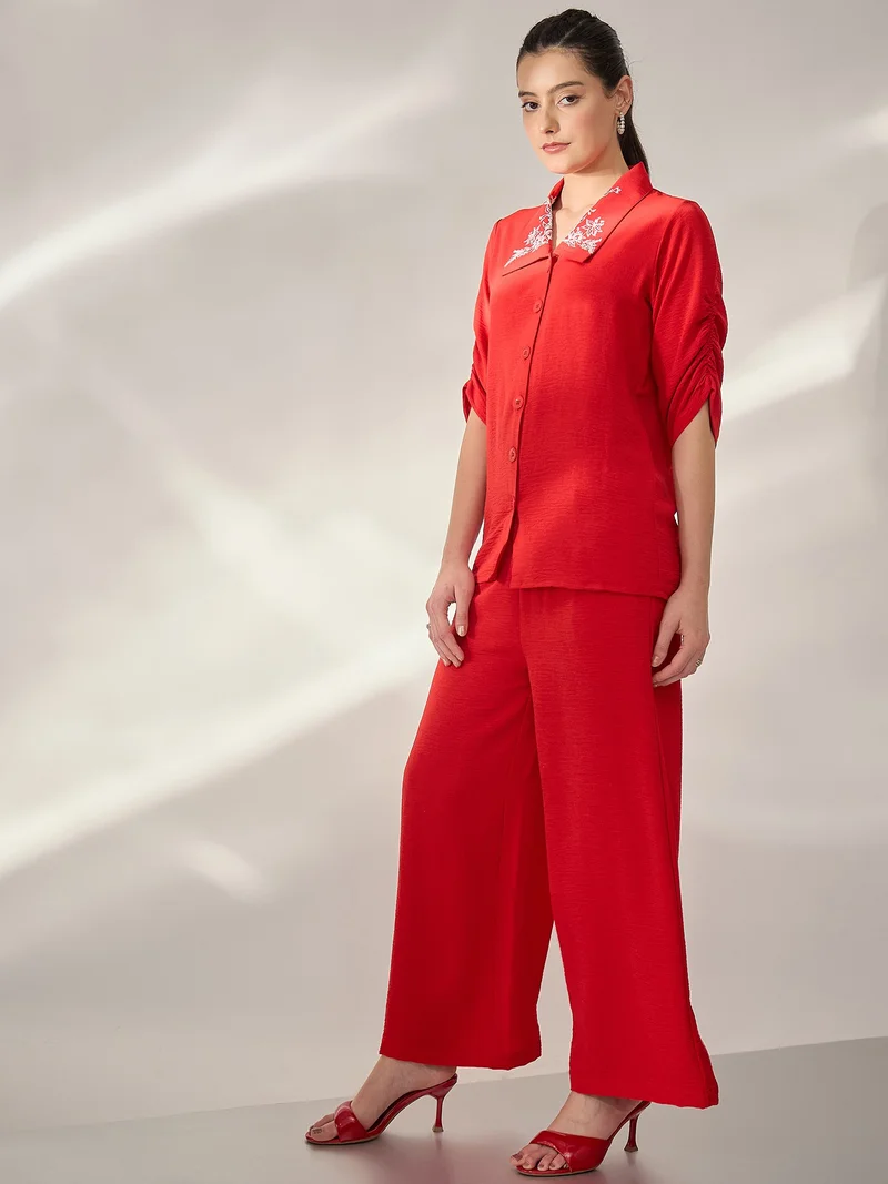 بانيت طقم متناسق (Co-ord Set) قميص مطرَّز بياقة كلاسيكية مع بنطلون - أحمر