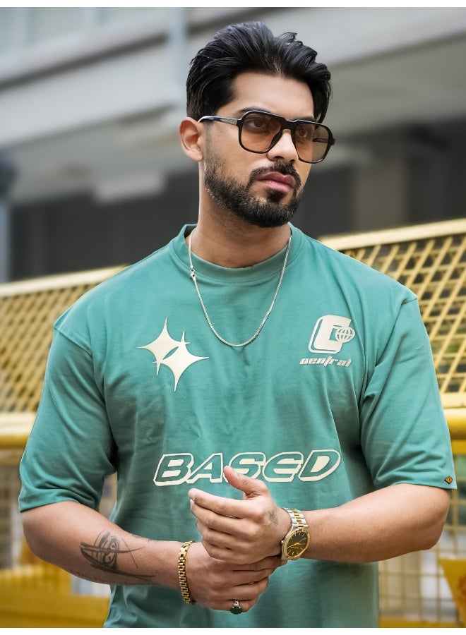 مانياك تيشيرت قطن رجالي بطباعة دائرية برقبة نصف كم بلون أخضر بيرلي وكريمي - Image 1