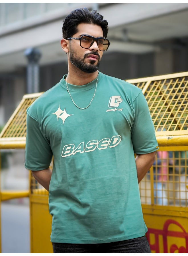 مانياك تيشيرت قطن رجالي بطباعة دائرية برقبة نصف كم بلون أخضر بيرلي وكريمي - Image 2