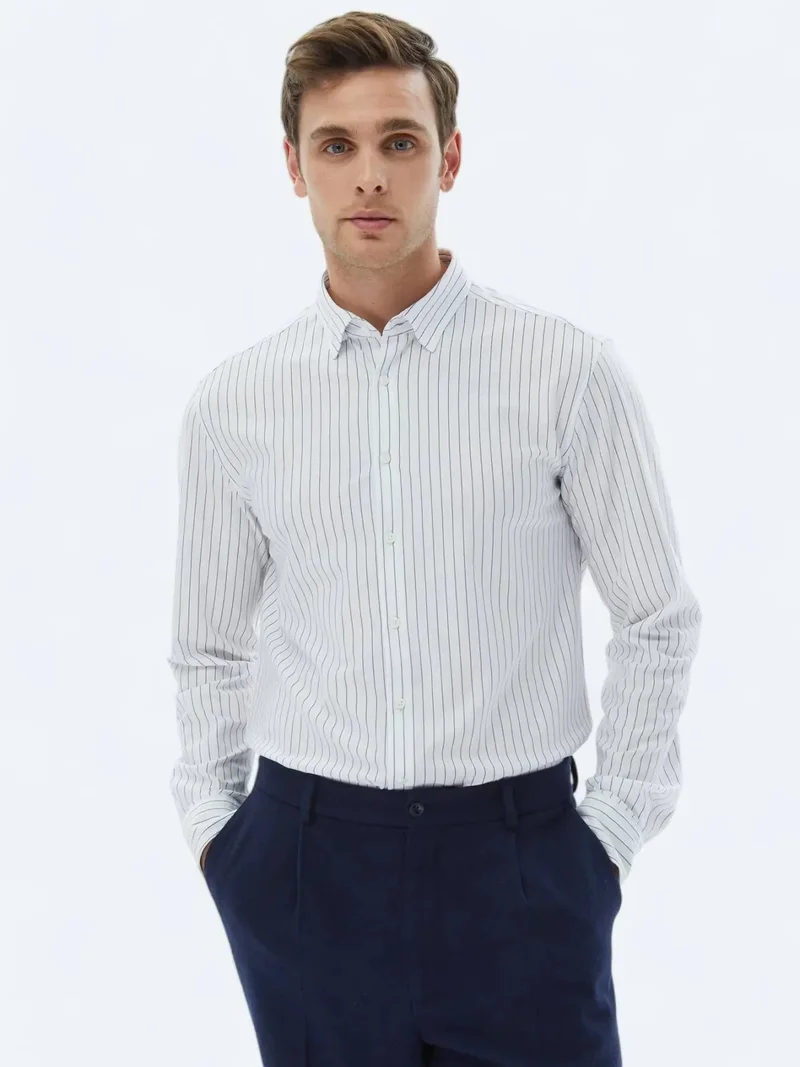 كيب قميص أبيض مخطط بقصة عادية مصنوع من مزيج القطن