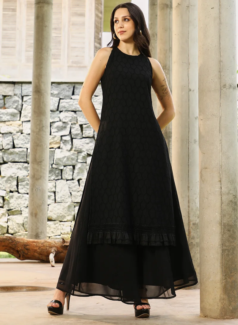  قصة طقم كورتا نسائي Qissa أسود ليلي بنقشة زهور ديزي، للارتداء الكاجوال | ياقة هالتر | بدون أكمام | طقم كورتا من 3 قطع بتصميم مريح للارتداء اليومي