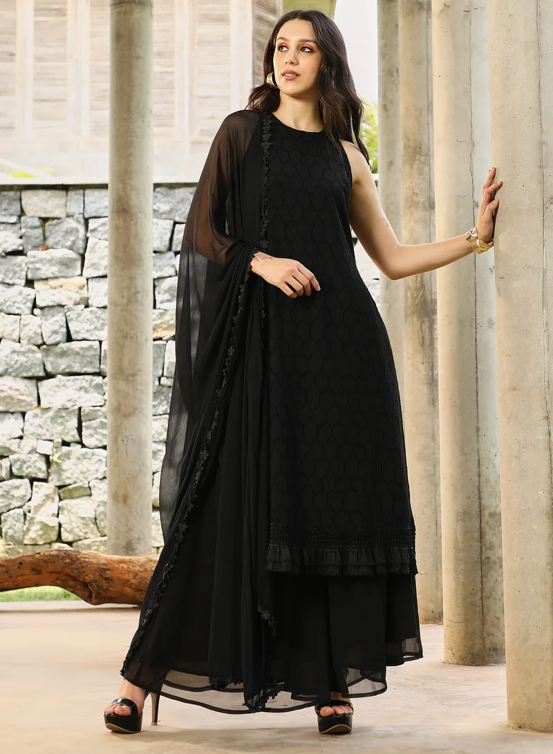  قصة طقم كورتا نسائي Qissa أسود ليلي بنقشة زهور ديزي، للارتداء الكاجوال | ياقة هالتر | بدون أكمام | طقم كورتا من 3 قطع بتصميم مريح للارتداء اليومي