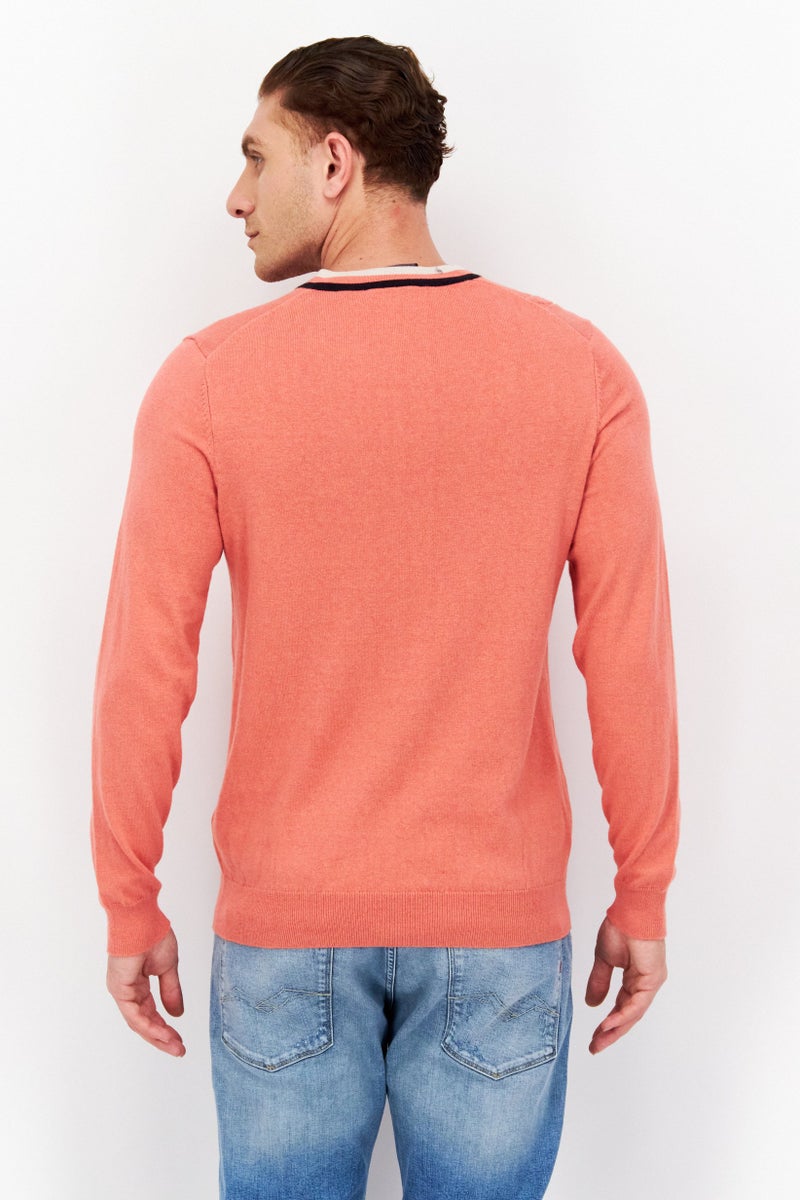 Lyle & Scott سويت شيرت مزخرف بأكمام طويلة على شكل حرف V للرجال، وردي - Image 3