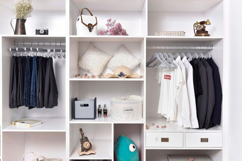 Quality Hangers شماعات خشبية عالية الجودة - مجموعة 10 شماعات منحنية قليلاً - معطف خشبي صلب مع خطافات كروم أن��قة - شماعات ثقيلة للملابس والجاكيت والقمصان والبنطلونات والبدلات (رمادي، 10) - Image 3