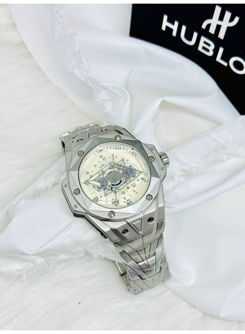 هوبلوت ساعة هوبلو الرجالية بتصميم هندسي مستوحى من سانغ بلو - هيكل فضي متعدد الأوجه ومينا هيكلية بيضاء