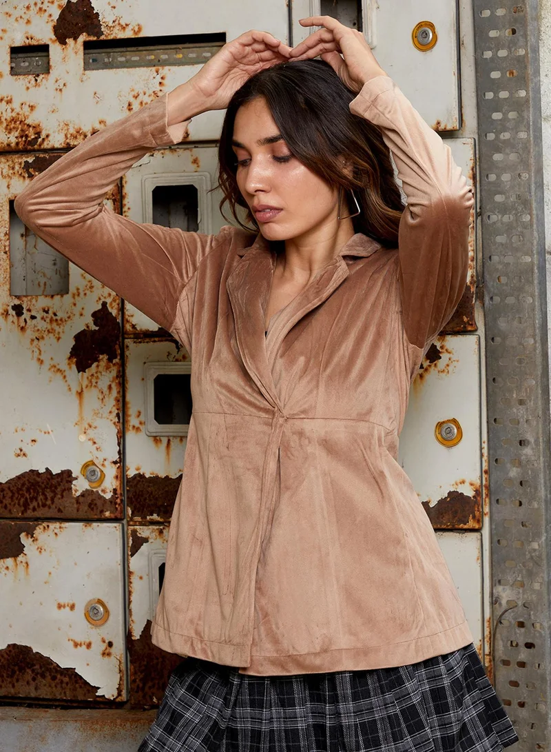 كامبوس سوترا بليزر نسائي بني تان من جلد الغزال بياقة مدببة وأكمام طويلة عادية وإغلاق بأزرار، مناسب للارتداء اليومي الكاجوال